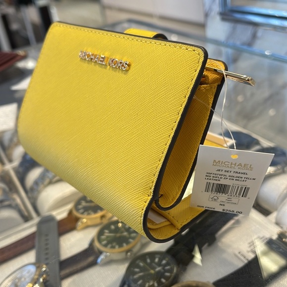 Michael Kors Medium Crossgrain Leather Wallet
COLOR GOLDEN YELLOW
NWT - Picture 8 of 16